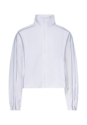 Weiße Langarmjacke mit hohem Kragen, Frontreißverschluss, elastischen Bündchen und dünnem dunklem Paspel entlang der Ärmel und Schultern.