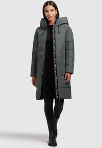 Manteau long et rembourré gris avec capuche, doté d'une fermeture éclair à l'avant, de cordons de serrage élastiques et de poches latérales. Texture lisse ; design matelassé carré.