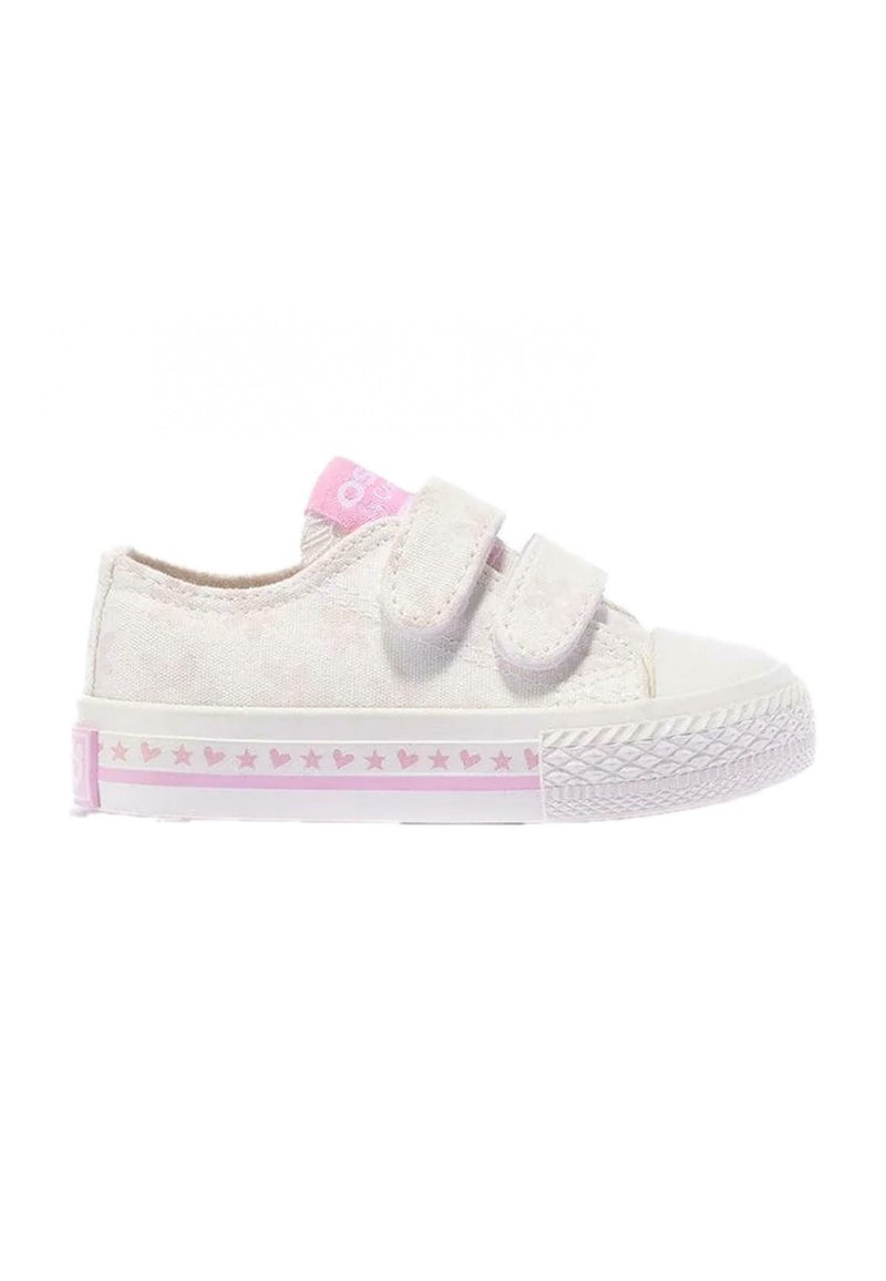 Zapatillas de lona blancas con correas de velcro rosa y un patrón de estrellas y corazones rosa en la suela. Punta de goma y suela texturizada para un mejor agarre.