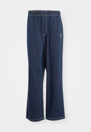 Navy stribede bukser med lyseblå lodrette striber, elastisk talje, bred benudskæring og et lille logo på siden. Stoffet har en glat tekstur.