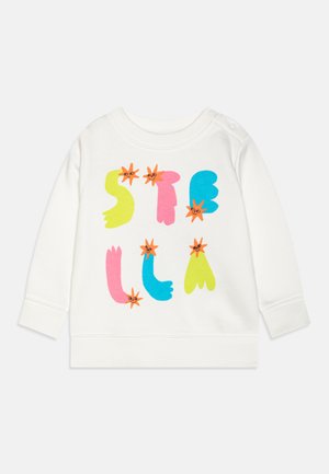 Felpa bianca con testo colorato e giocoso "STELLA" in verde, rosa, blu e arancione, con accenti di stelle. Collo rotondo e maniche lunghe.