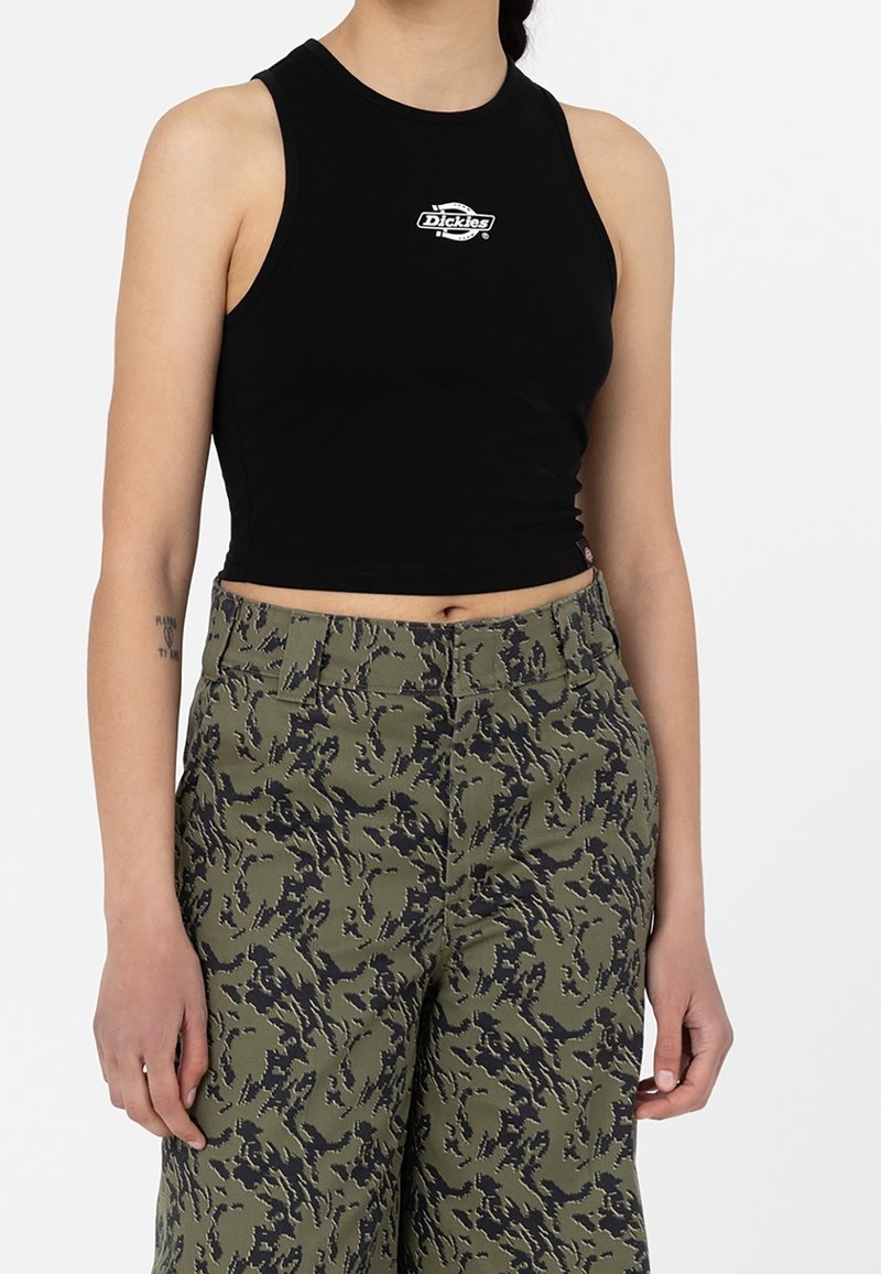 Svart kortärmad topp med rund halsringning, med en liten vit logotyp på bröstet. Matchad med byxor i grön kamouflagemönster.