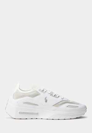 Biały niski sneaker z panelami z siateczki i skóry, zawiązywany na sznurówki, z grubą podeszwą oraz logo Ralph Lauren po boku i na podeszwie.