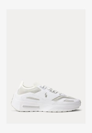 Λευκό αθλητικό παπούτσι χαμηλού ύφους με πάνελ από δίχτυ και δέρμα, κλείσιμο με κορδόνια, παχιά σόλα και λογότυπο Ralph Lauren στη πλευρά και στη σόλα.