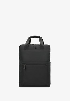 Sac à dos noir en tissu lisse, doté de deux poignées supérieures, d'une poche zippée à l'avant et d'un design minimaliste avec un branding subtil.