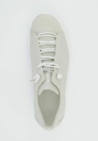 Světlé šedé kožené tenisky s bílými šněrovadly, hladký povrch, zaoblená špička a reflexní akcent u očíček. Minimalistický design.