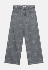 Ανοιχτό γκρι τζιν με μεγάλο φαρδύ πόδι, διακοσμημένο με επαναλαμβανόμενο μοτίβο καρδιών σε πιο ανοιχτό γκρι, με κλασικό πεντακάβαλο σχεδιασμό και κούμπωμα με κουμπί.