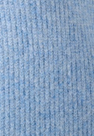 Tessuto a maglia azzurro chiaro con una texture a coste. Realizzato con fibre morbide e pelose, che mostrano diverse sfumature di blu.