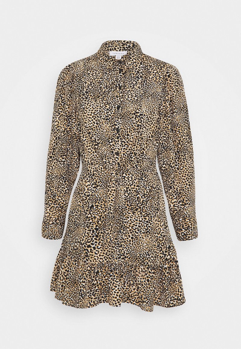 Leopardmönstrad klänning med långa ärmar, knäppning fram, figursydd midja och en utstående volang nederkant. Gjord av lätt tyg i beige och svart.