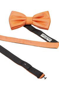 Orange texturerad fluga med en veckad design och ett svart justerbart band. Har en etikett med "JOHN HENRIC"-logotyp.