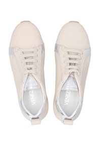 Beige leren sneakers met zilveren accenten, ronde neus, vetersluiting, textuur bovenwerk en gevoerde kraag voor comfort.