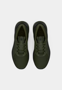 Grønne treningssko med mesh-overdel, snøring og svart såle. Har et teksturert design og et Puma-logo på siden.
