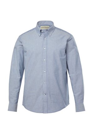 Camisa de vestir a rayas azul y blanca con mangas largas, cuello abotonado y dobladillo redondeado. Presenta botones blancos y puños en contraste.