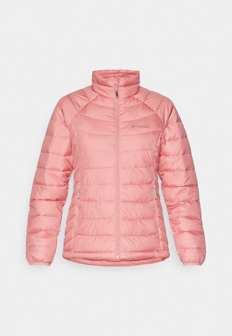 Giacca imbottita rosa chiaro con colletto alto, zip frontale e due tasche laterali. Presenta una texture trapuntata e dettagli di cucitura in tutta la giacca.