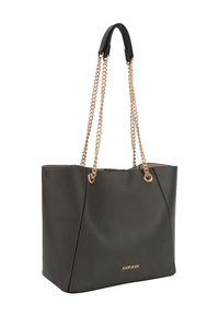 Borsa a tracolla in ecopelle nera con manici a catena dorata, caratterizzata da una texture liscia, una forma strutturata e un logo impresso sul davanti.