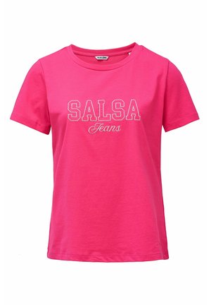Camiseta de manga corta de color rosa brillante con cuello redondo y texto blanco bordado "SALSA Jeans" en el frente.