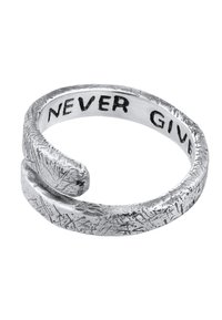 Silberring mit offenem Design, ausgestattet mit einer strukturierten Oberfläche und eingravierten Phrasen „NEVER“ und „GIVE“. Der glatte Innenteil des Rings steht im Kontrast zur Außenseite.