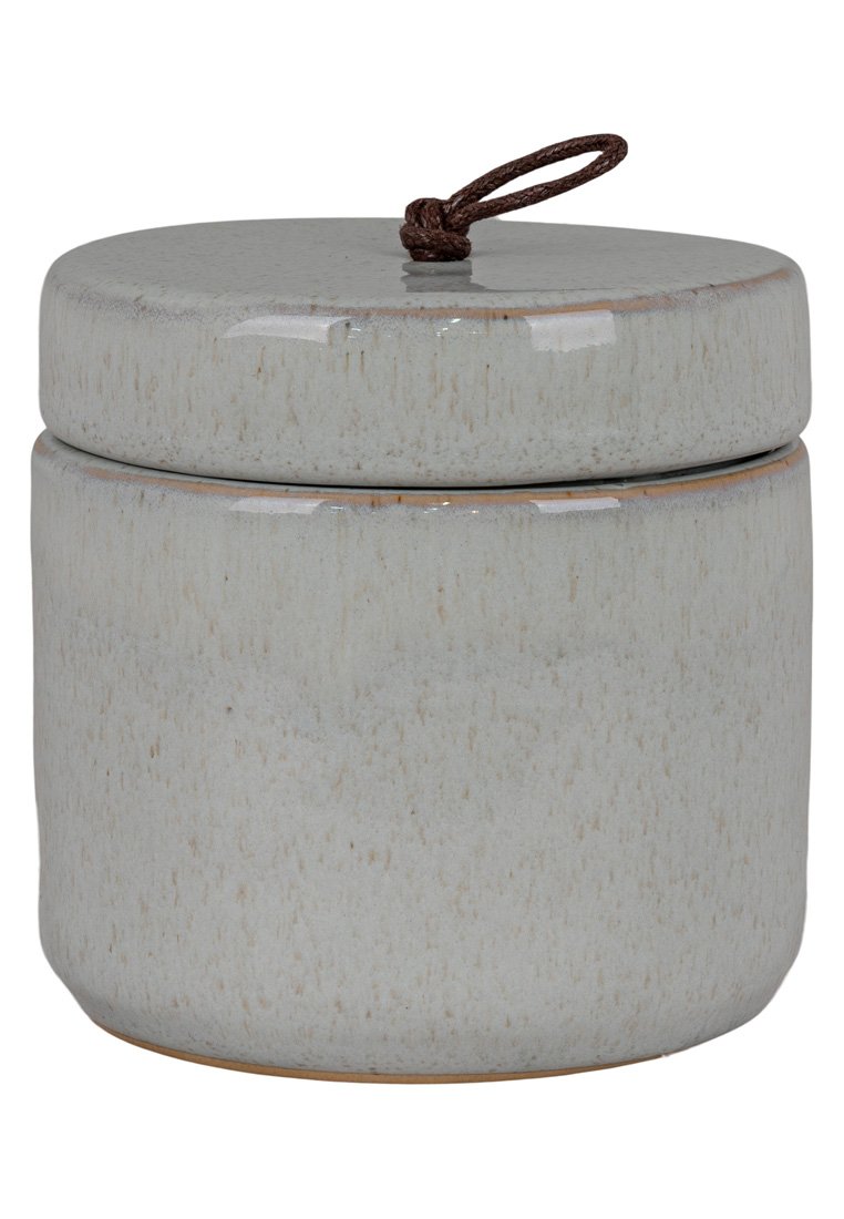 Ceramiczny słoik do przechowywania, jasnoszary z teksturowaną powierzchnią. Posiada okrągłą pokrywę i brązowy sznurkowy uchwyt. Gładki, cylindryczny kształt.