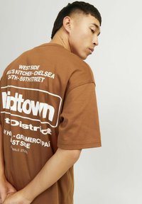 Jack & Jones JORURBAN EDGE GRAPHIC TEE SS CN SN - Marškinėliai su spaudiniu - mocha bisque
