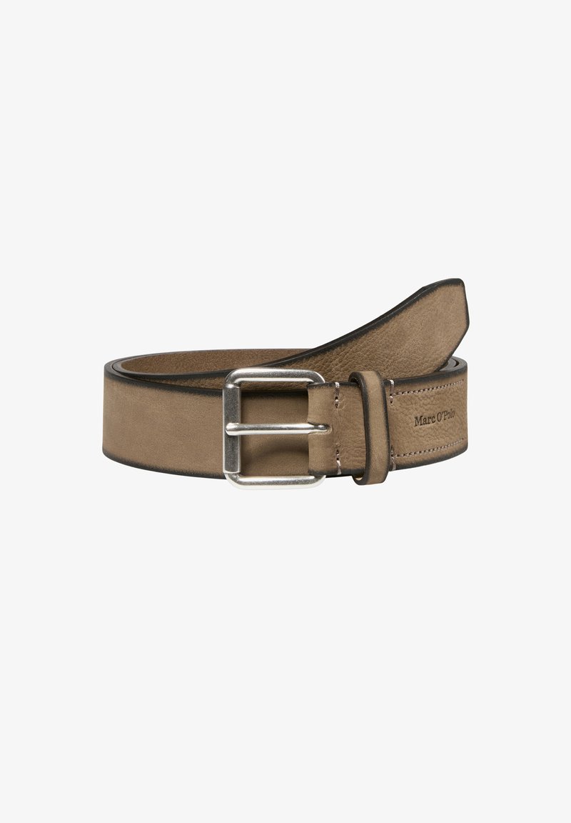 Cintura in pelle di un marrone chiaro con una texture liscia, caratterizzata da una fibbia rettangolare in metallo argentato e un bordo cucito.