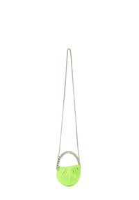 Neon grøn mini håndtaske med en rynket design, sølv kædetræk og et håndtag med krystal detaljer. Glat tekstur med en kompakt form.