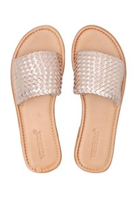 Plat slide sandalen met een geweven metallic zilveren band; licht tan leren binnenzool en loopzool; gladde textuur met ronde randen.