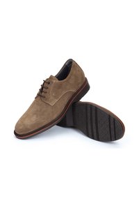 Chaussures en daim marron à lacets avec une finition lisse, des coutures contrastantes et des semelles en caoutchouc dotées d'un motif de grip texturé.