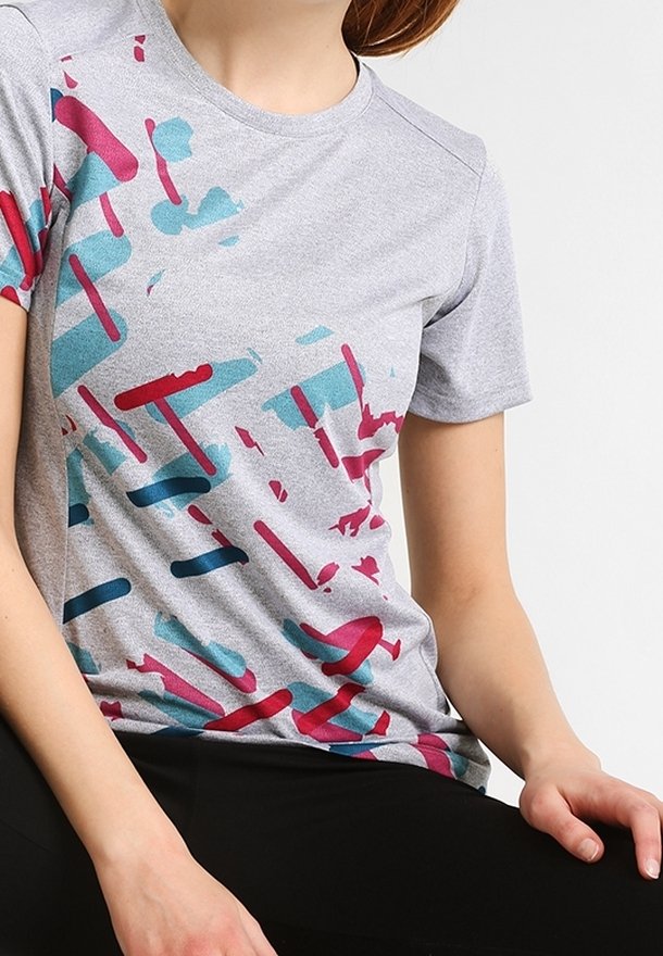 Kurzärmliges graues T-Shirt mit einem mehrfarbigen, abstrakten Muster in Türkis und Burgunderrot. Weicher Stoff mit Rundhalsausschnitt und lockerer Passform.