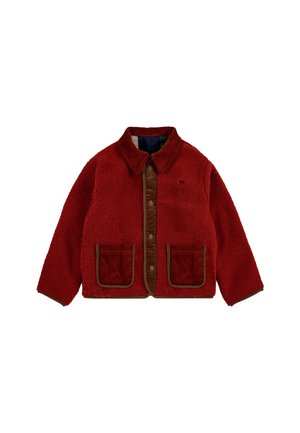 Giacca in pile rossa con pannello frontale in corduroy marrone, due ampie tasche frontali e colletto. Presenta una chiusura con bottoni a pressione e un tessuto testurizzato.