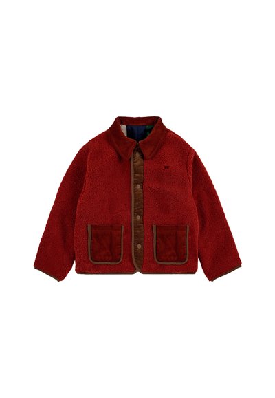 Giacca in pile rossa con pannello frontale in corduroy marrone, due ampie tasche frontali e colletto. Presenta una chiusura con bottoni a pressione e un tessuto testurizzato.