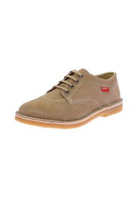 Scarpa lace-up in suede marrone con punta rotonda, cuciture bianche a contrasto e suola in gomma beige. Logo rosso Kickers sul lato.