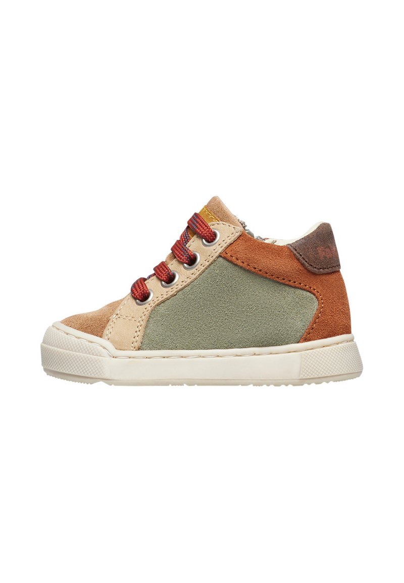 Sneaker alta marrone e verde realizzata in suede e pelle, con lacci rossi e suola in gomma bianca texturizzata.
