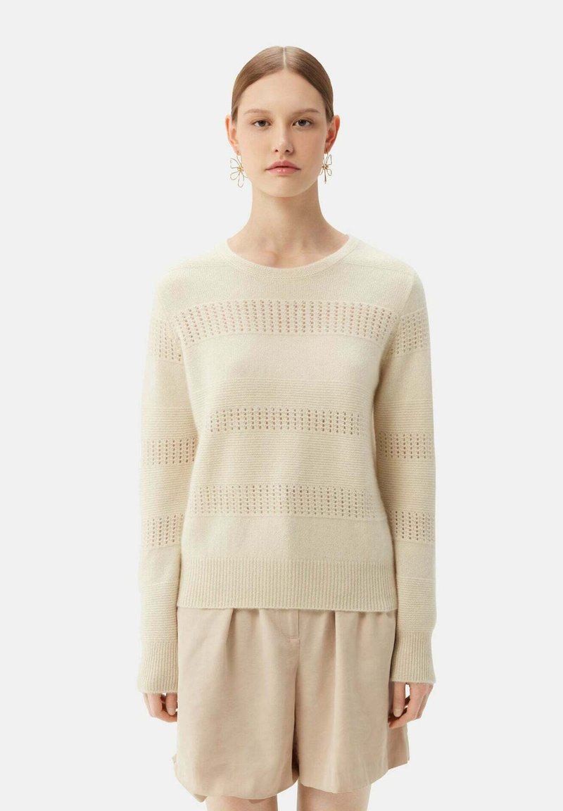 GOBI Cashmere MIT R-AUSSCHNITT UND GEMISCHTEM MUSTER - Stickad tröja - off white