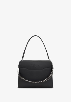 Borsa a mano nera in materiale sintetico con design strutturato, logo in rilievo e tracolla intrecciata. Presenta una maniglia superiore e una tracolla regolabile.