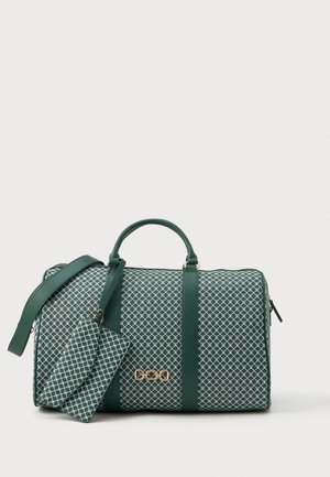 Sac de voyage à motifs verts avec une finition texturée, des poignées de portage doubles, une bandoulière amovible et des accents dorés en métal.