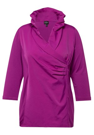 Haut fuchsia avec un décolleté drapé, des manches trois-quarts et des détails plissés à l'avant, fabriqué à partir d'un tissu lisse et léger.