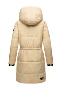Beige pufferjas met een aangesloten taille, grote capuchon en ribgebreide mouwen. Bevat een horizontaal gewatteerd ontwerp en een logo patch op de zoom.