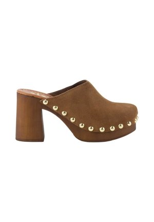 Zueco marrón de ante con tacón alto de bloque de madera y tachuelas doradas decorativas a lo largo de los laterales y el borde frontal.