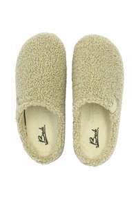 Beige, plüschige Hausschuhe aus weichem Stoff mit einem geschlossenen Zehendesign, seitlicher Öffnung und einer strukturierten Oberfläche. Markenlogo innen sichtbar.