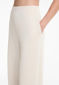 OYSHO SOFT TOUCH STRAIGHT-LEG STRIPED - Pantalon classique - sand