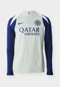 Lange mouwen sportshirt in lichtgrijs met marineblauwe mouwen, voorzien van een halve ritssluiting, het Nike-logo en "Qatar Airways" op de voorkant gedrukt.