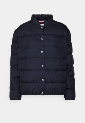 Námořnická puffer bunda s vysokým límcem, zapínáním na druky, prošívanou texturou a jemným logem na hrudi.