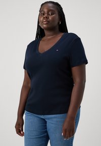 Tommy Hilfiger Curve SLIM CODY - T-shirt basic - desert sky