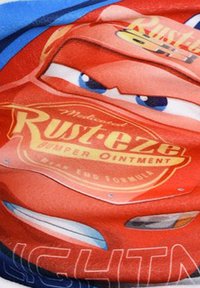 Rode stof met het gezicht van Lightning McQueen, met een gele bumperzalflabel. Blauwe accenten aan de randen, soepele textuur.