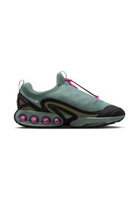 Sneaker verde chiaro con un design elegante e dettagli neri. Presenta bolle d'aria rosa sulla suola e un sistema di lacci a scatto per una calzata sicura.