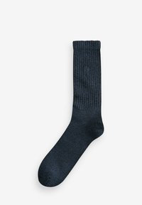Dunkelblaue gerippte Socke mit einer glatten Textur, ausgestattet mit einer verstärkten Zehenpartie und einem dezenten Logodetail nahe der Oberkante.