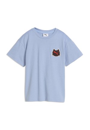 Jasnoniebieska koszulka z krótkim rękawem z czarną naszywką w kształcie kota i czerwonym logo Puma po lewej stronie klatki piersiowej.