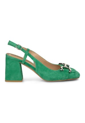 Escarpin en daim vert à bride arrière avec un talon large, présentant une boucle métallique décorative et un design à découpe sur les côtés. Doublure intérieure lisse.