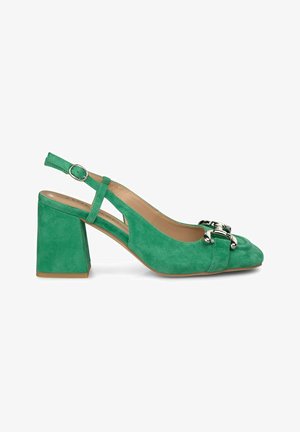 Groene suede slingback pump met een chunky blockhiel, voorzien van een decoratieve metalen gesp en uitsnijdingen aan de zijkant. Gladde binnenvoering.