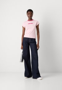 Calvin Klein Jeans RETRO LOGO GRAPHIC TEE - T-shirts med print - sweet pink